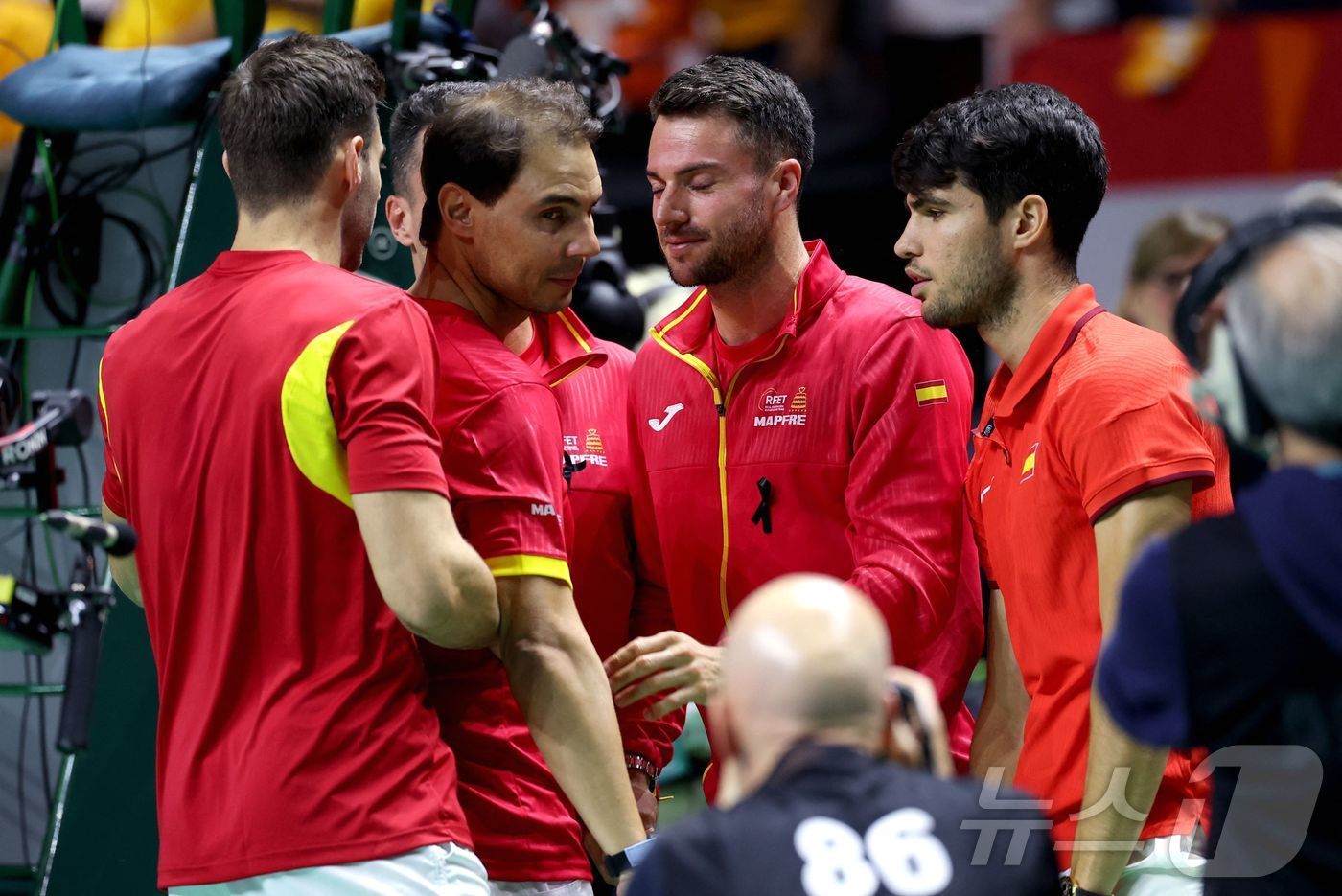 본문 이미지 - 데이비스컵 종료 후 스페인 동료들과 인사하는 나달.ⓒ AFP=뉴스1