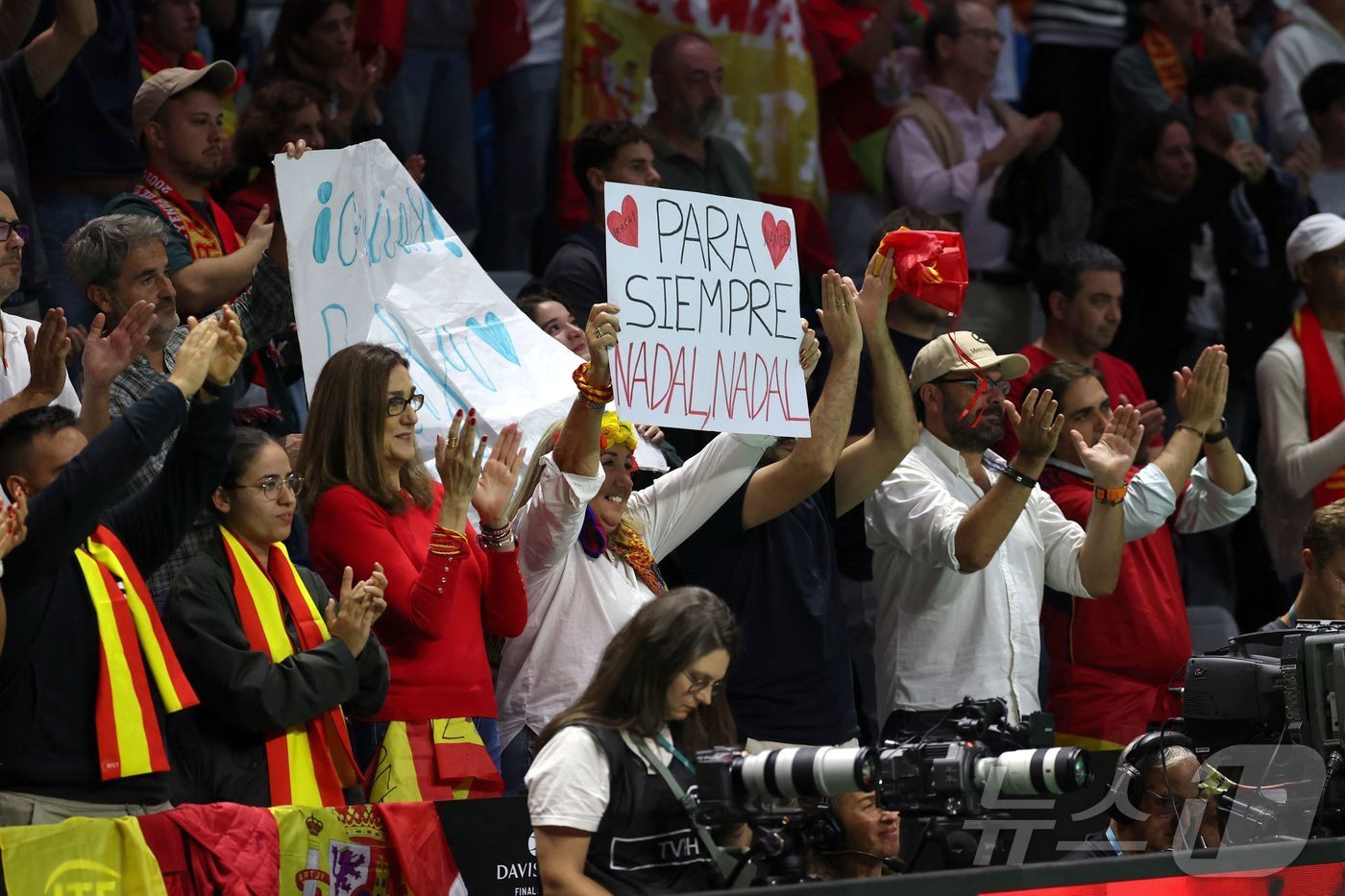 본문 이미지 - 은퇴하는 나달에게 기립박수를 보내는 팬들. ⓒ AFP=뉴스1