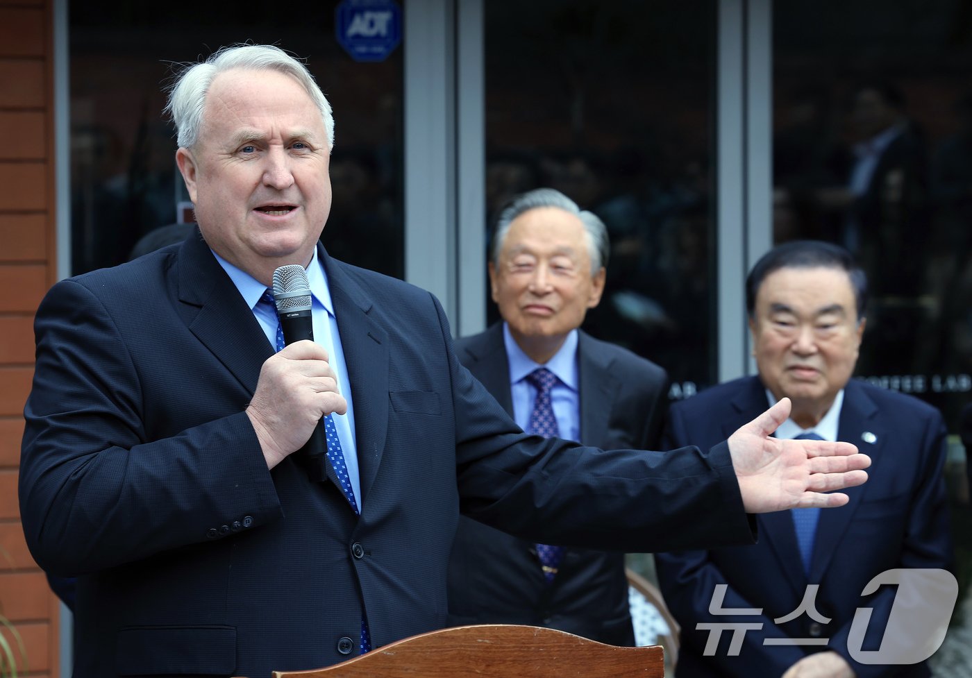 인요한 국민의힘 의원이 20일 오전 서울 마포구 동교동 고&#40;故&#41; 김대중 대통령 사저 인근 도로에서 열린 명예도로 &#39;김대중길&#39; 명명식에서 축사를 하고 있다.  2024.11.20/뉴스1 ⓒ News1 박정호 기자