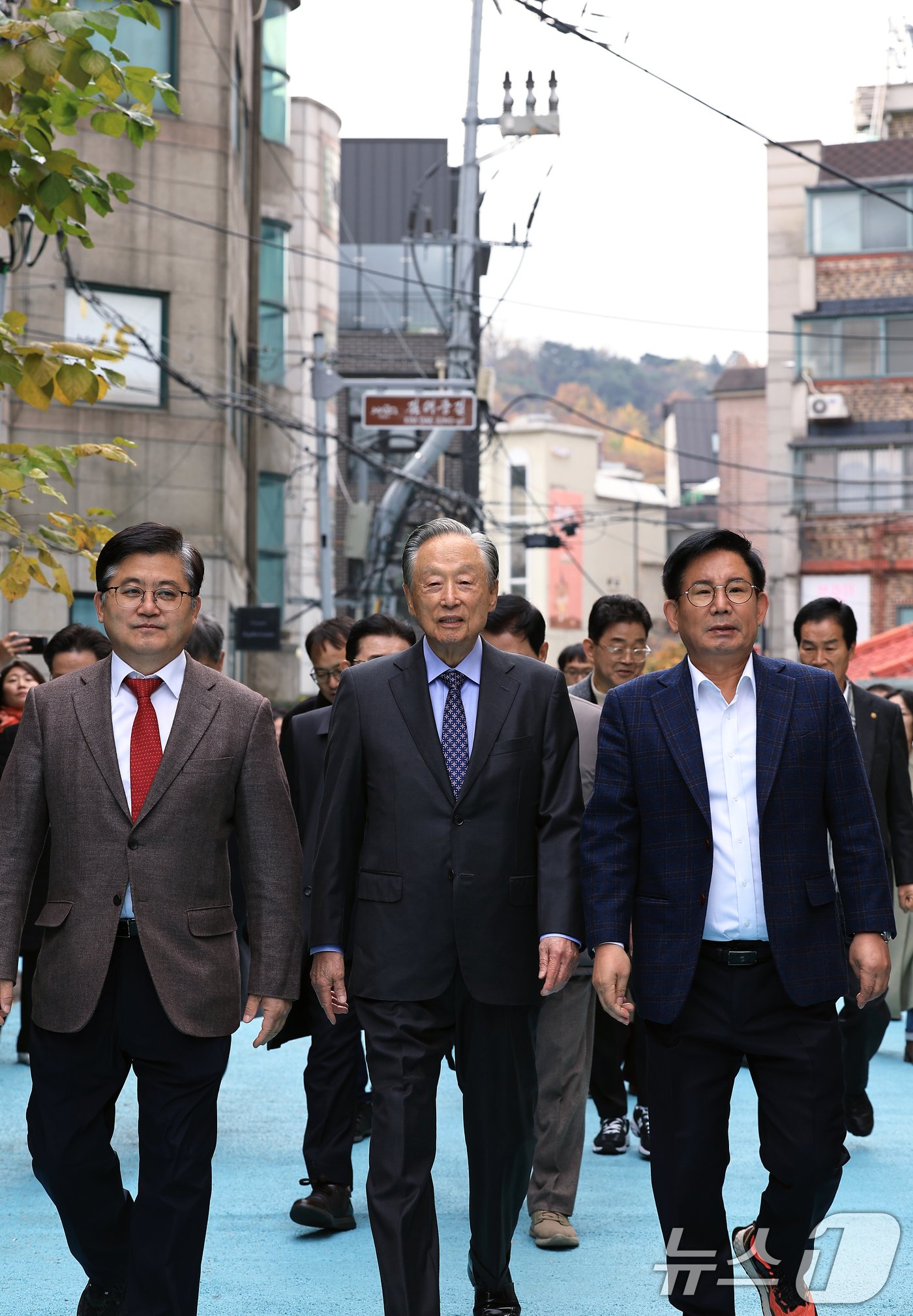 20일 오전 서울 마포구 동교동 고&#40;故&#41; 김대중 대통령 사저 인근 도로에서 열린 명예도로 &#39;김대중길&#39; 명명식에서 권노갑 김대중재단 이사장&#40;가운데&#41;과 박강수 마포구청장 등이 테이프커팅 후 길을 걷고 있다. 2024.11.20/뉴스1 ⓒ News1 박정호 기자