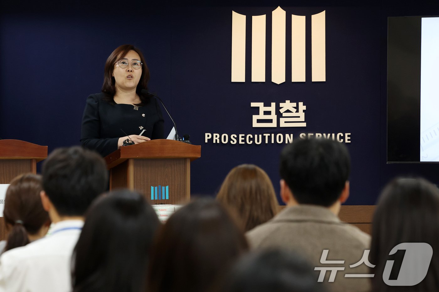 본문 이미지 - 김보성 서울중앙지검 강력범죄수사부장이 20일 서울 서초구 중앙지검에서 열린 프로포폴 등 불법투약 전문 의료기관 적발결과 브리핑을 하고 있다. 서울중앙지검 마약범죄 특별수사팀은 마약류관리에 관한 법률 위반&#40;향정&#41;, 약사법 위반, 보건범죄단속에 관한 특별조치법 위반 혐의 등으로 의사 서 모 씨&#40;64&#41; 등 7명을 구속 기소하고 24명을 불구속 기소했다고 밝혔다. 2024.11.20/뉴스1 ⓒ News1 이동해 기자