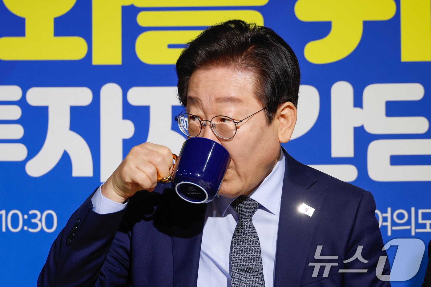 본문 이미지 - 이재명 더불어민주당 대표가 20일 서울 영등포구 어펜딕스에서 열린 '국내주식시장 활성화를 위한 일반투자자 간담회'에 참석해 투자자 발언을 듣고 있다. 2024.11.20/뉴스1 ⓒ News1 안은나 기자