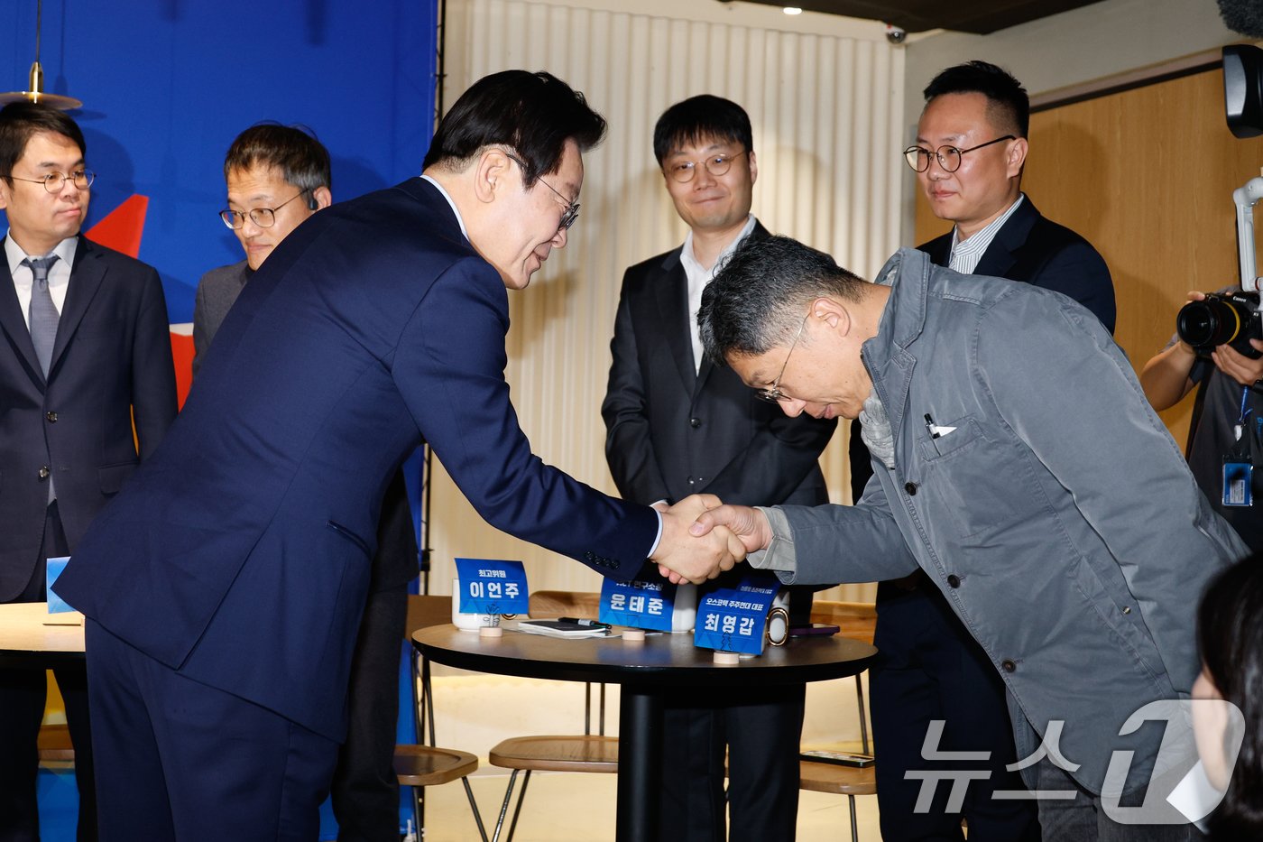 본문 이미지 - 이재명 더불어민주당 대표가 20일 서울 영등포구 어펜딕스에서 열린 '국내주식시장 활성화를 위한 일반투자자 간담회'에 참석해 최영갑 오스코텍 주주연대 대표와 인사하고 있다. 2024.11.20/뉴스1 ⓒ News1 안은나 기자