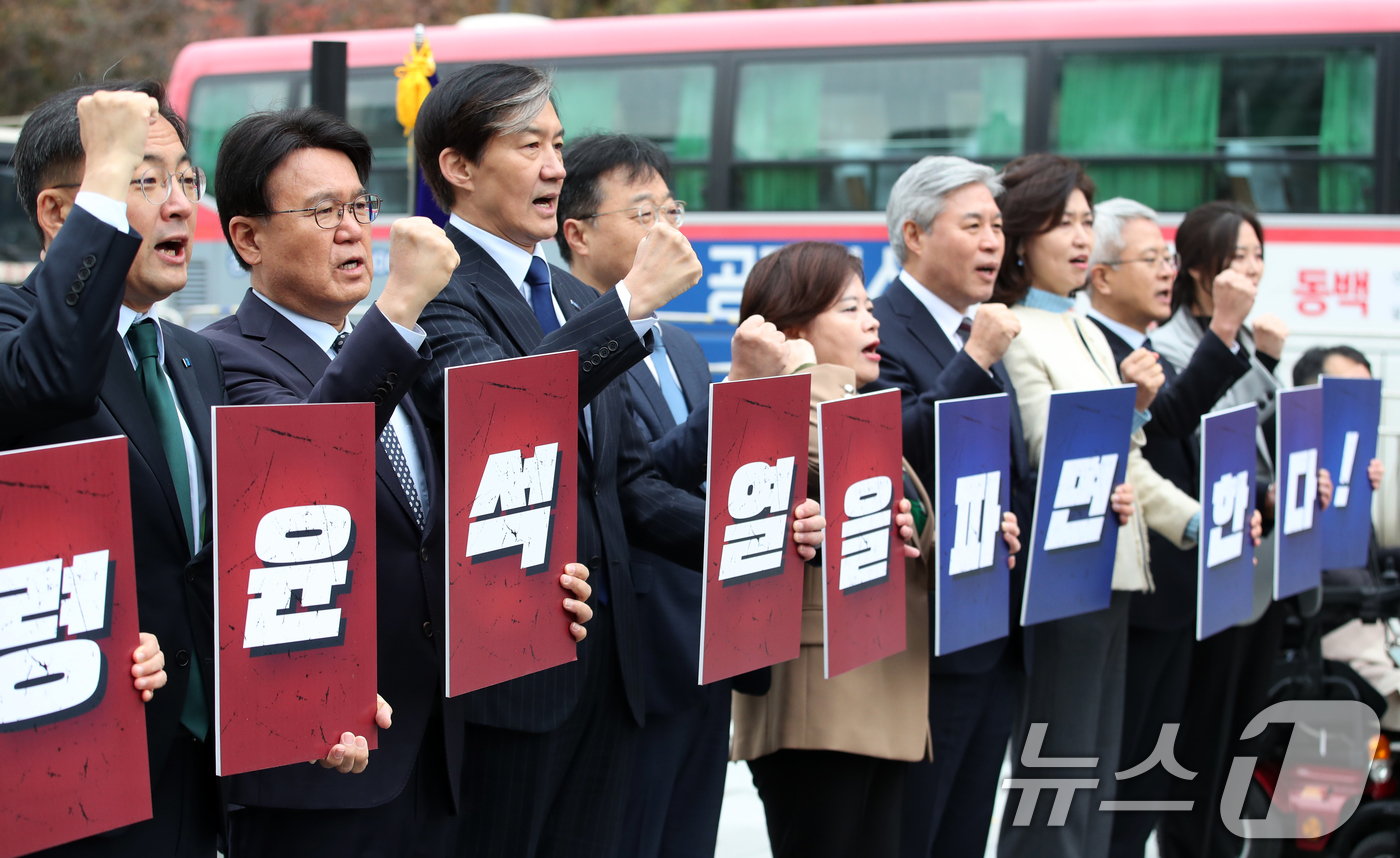 (서울=뉴스1) 오대일 기자 = 조국혁신당 조국 대표와 황운하 원내대표를 비롯한 당 지도부가 20일 오전 서울 종로구 광화문 광장에서 열린 '3년은 너무 길다 특별위원회' 현장 회 …