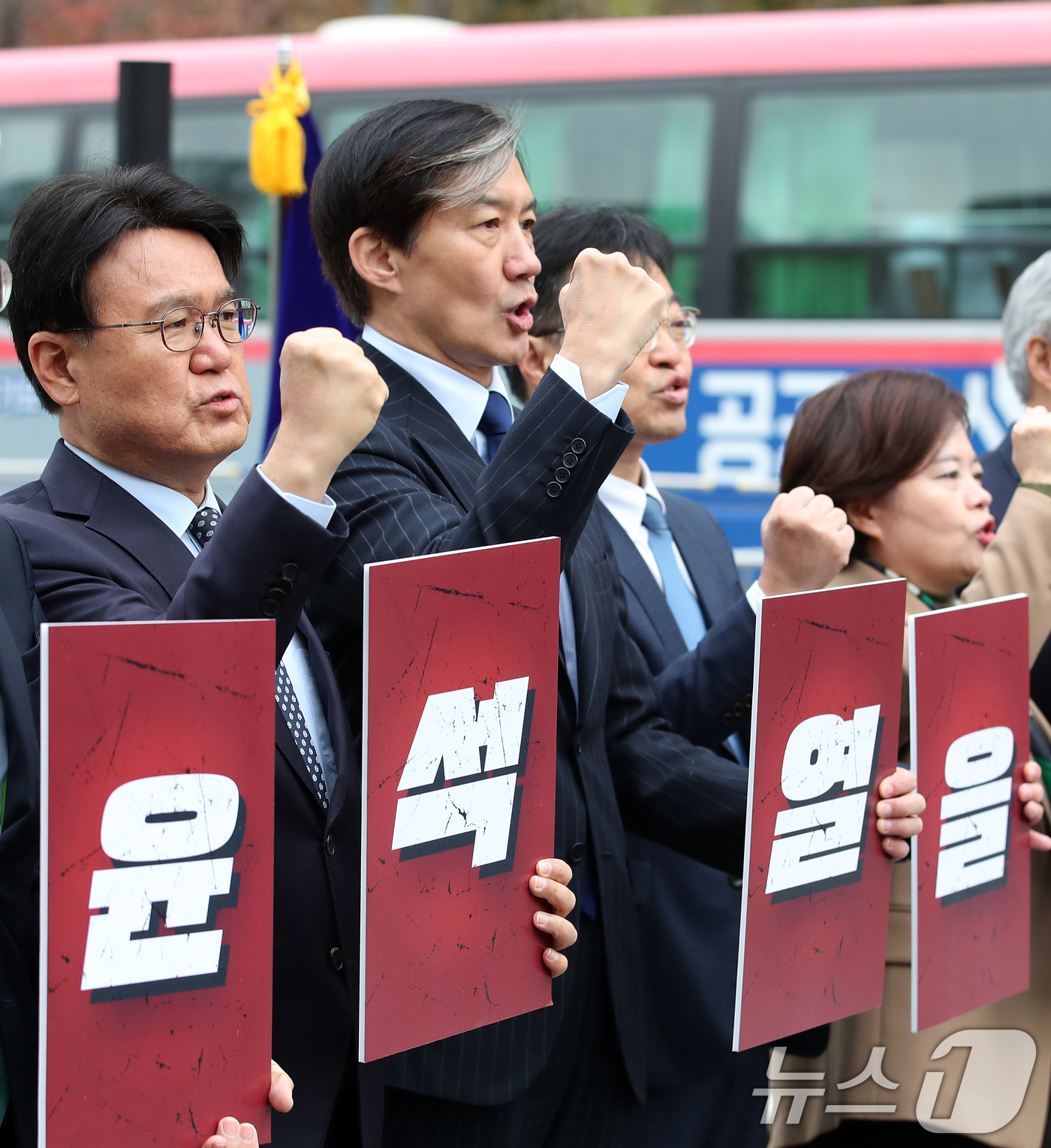 (서울=뉴스1) 오대일 기자 = 조국혁신당 조국 대표와 황운하 원내대표를 비롯한 당 지도부가 20일 오전 서울 종로구 광화문 광장에서 열린 '3년은 너무 길다 특별위원회' 현장 회 …