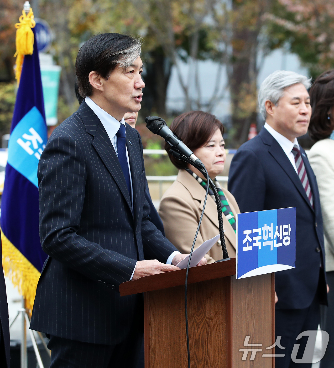 (서울=뉴스1) 오대일 기자 = 조국혁신당 조국 대표가 20일 오전 서울 종로구 광화문 광장에서 열린 '3년은 너무 길다 특별위원회' 현장 회의에서 윤석열 대통령 탄핵소추안 초안과 …