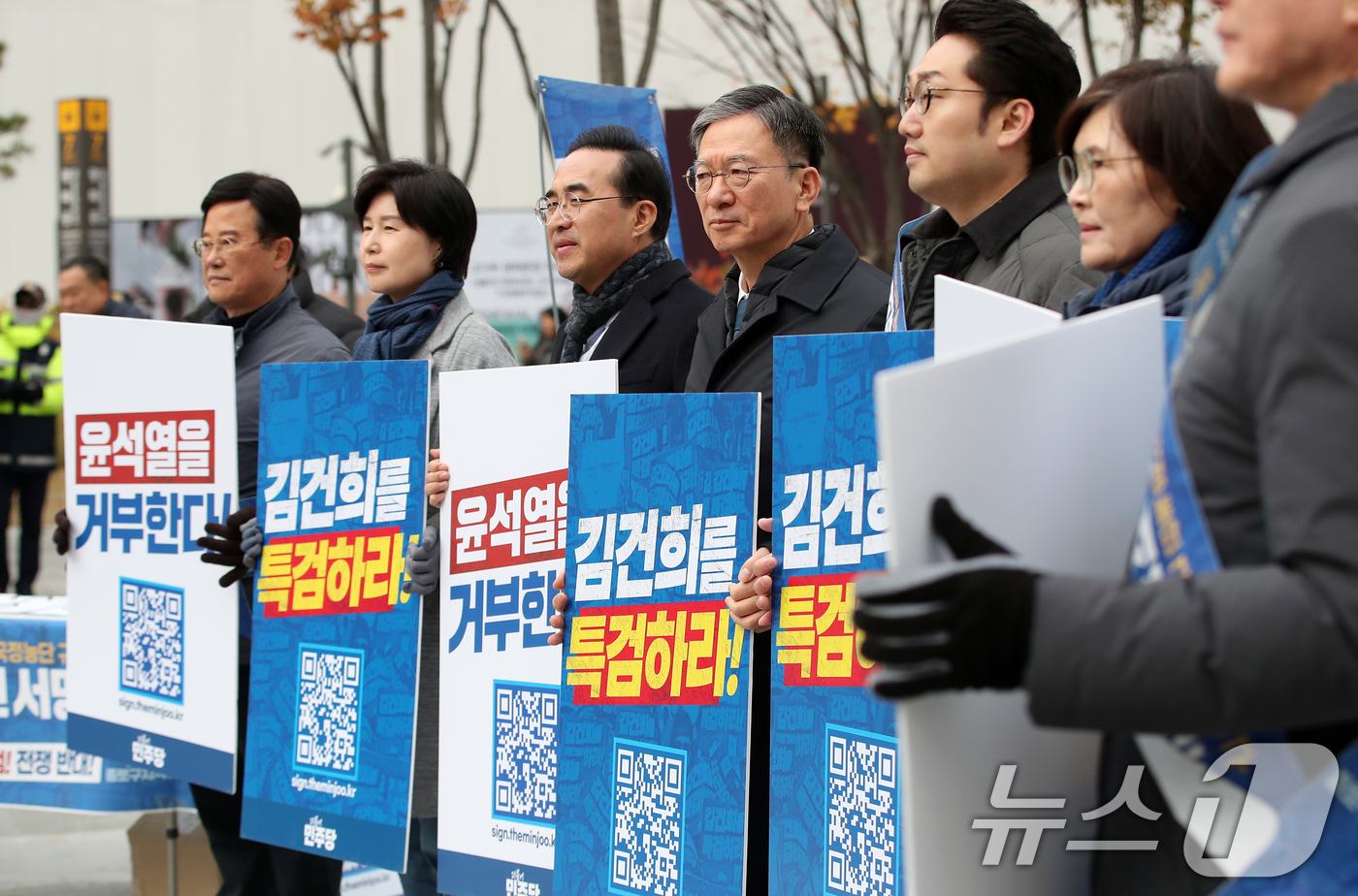 (서울=뉴스1) 오대일 기자 = 더불어민주당 백혜련·박홍근·정성호 의원을 비롯한 당 관계자들이 20일 서울 종로구 광화문 광장에서 열린 '김건희 여사 특검법 관철을 위한 2차 비상 …