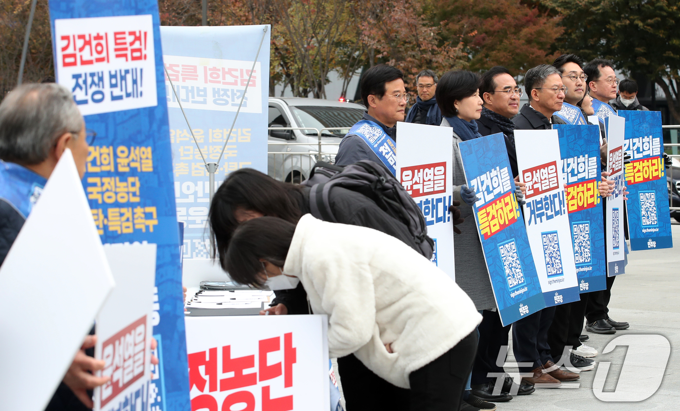 (서울=뉴스1) 오대일 기자 = 더불어민주당 백혜련·박홍근·정성호 의원을 비롯한 당 관계자들이 20일 서울 종로구 광화문 광장에서 열린 '김건희 여사 특검법 관철을 위한 2차 비상 …