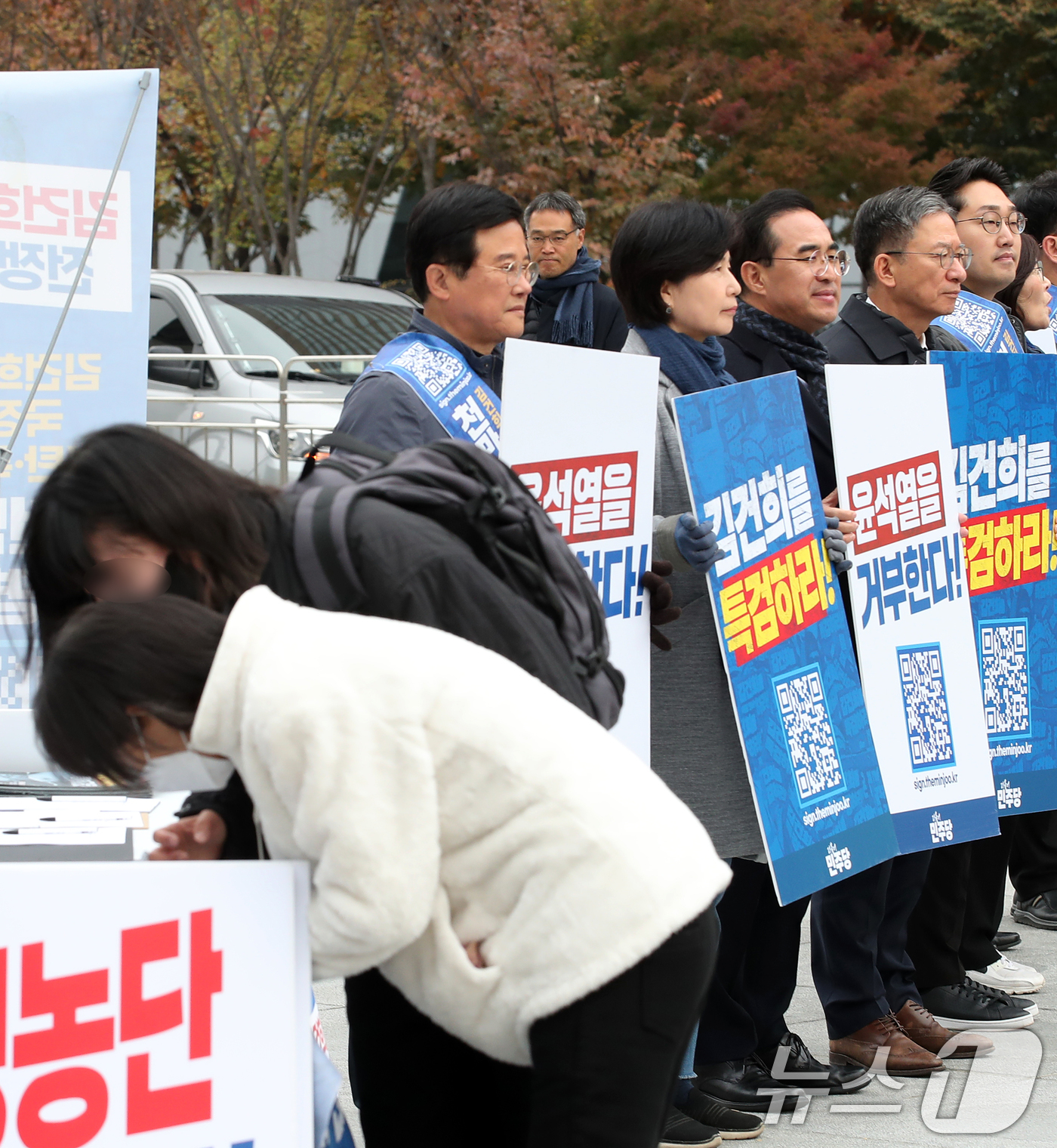 (서울=뉴스1) 오대일 기자 = 더불어민주당 백혜련·박홍근·정성호 의원을 비롯한 당 관계자들이 20일 서울 종로구 광화문 광장에서 열린 '김건희 여사 특검법 관철을 위한 2차 비상 …