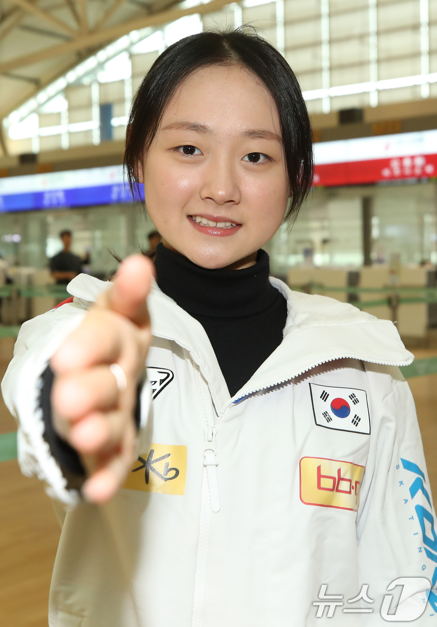 (인천공항=뉴스1) 권현진 기자 = 피겨스케이팅 선수 김채연이 ‘2024 ISU 그랑프리 시리즈 6차 대회’에 출전을 위해 20일 인천공항을 통해 중국 충칭으로 출국하기 전 포즈를 …