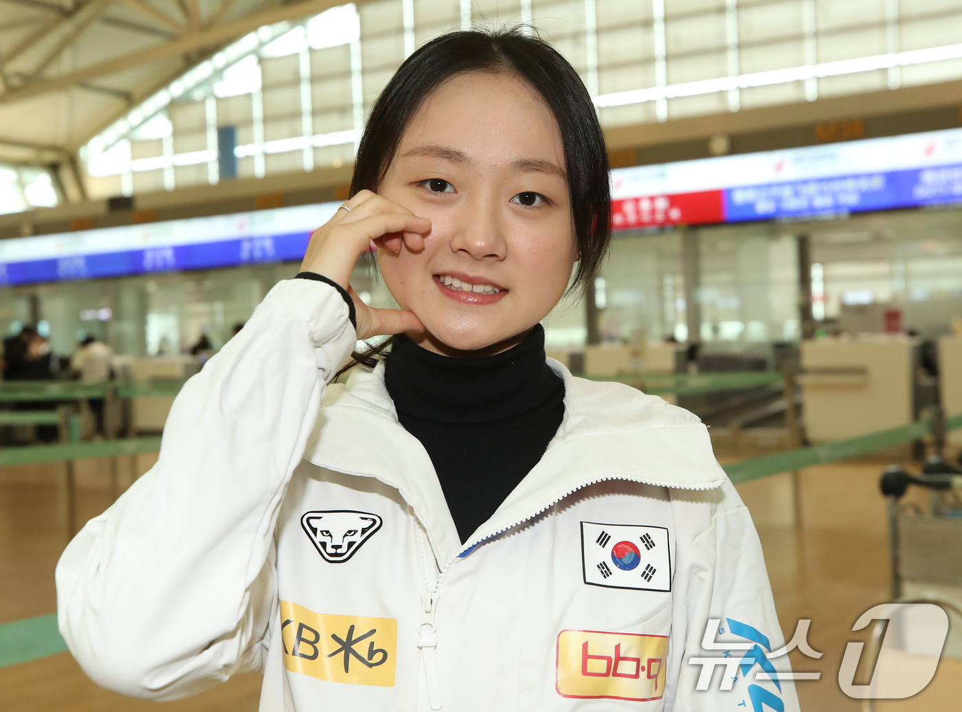 (인천공항=뉴스1) 권현진 기자 = 피겨스케이팅 선수 김채연이 ‘2024 ISU 그랑프리 시리즈 6차 대회’에 출전을 위해 20일 인천공항을 통해 중국 충칭으로 출국하기 전 인사를 …