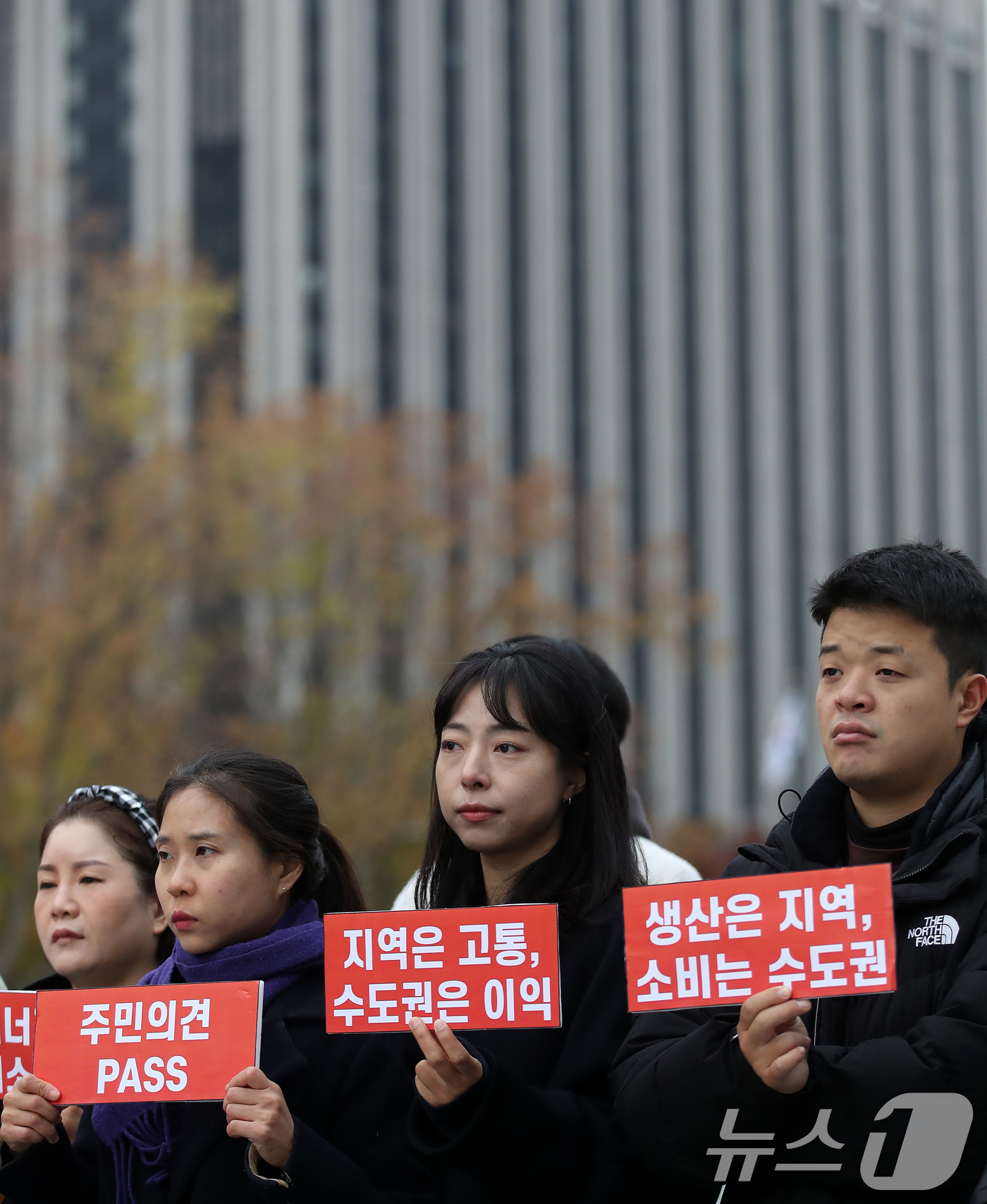 (서울=뉴스1) 오대일 기자 = 환경운동연합 활동가들이 20일 오전 서울 종로구 광화문 광장에서 국가기간 전력망 확충 특별법 전면 재검토를 촉구하는 피켓을 들고 있다. 2024.1 …