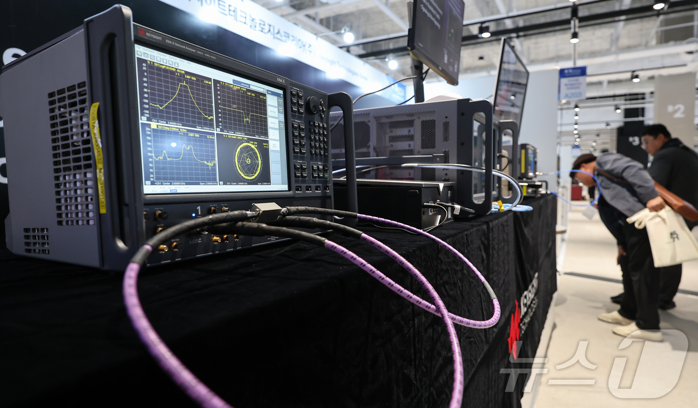 (서울=뉴스1) 김도우 기자 = 20일 서울 강남구 코엑스에서 열린 '대한민국전파산업대전'에서 관람객들이 부스를 둘러보고 있다. 2024.11.20/뉴스1