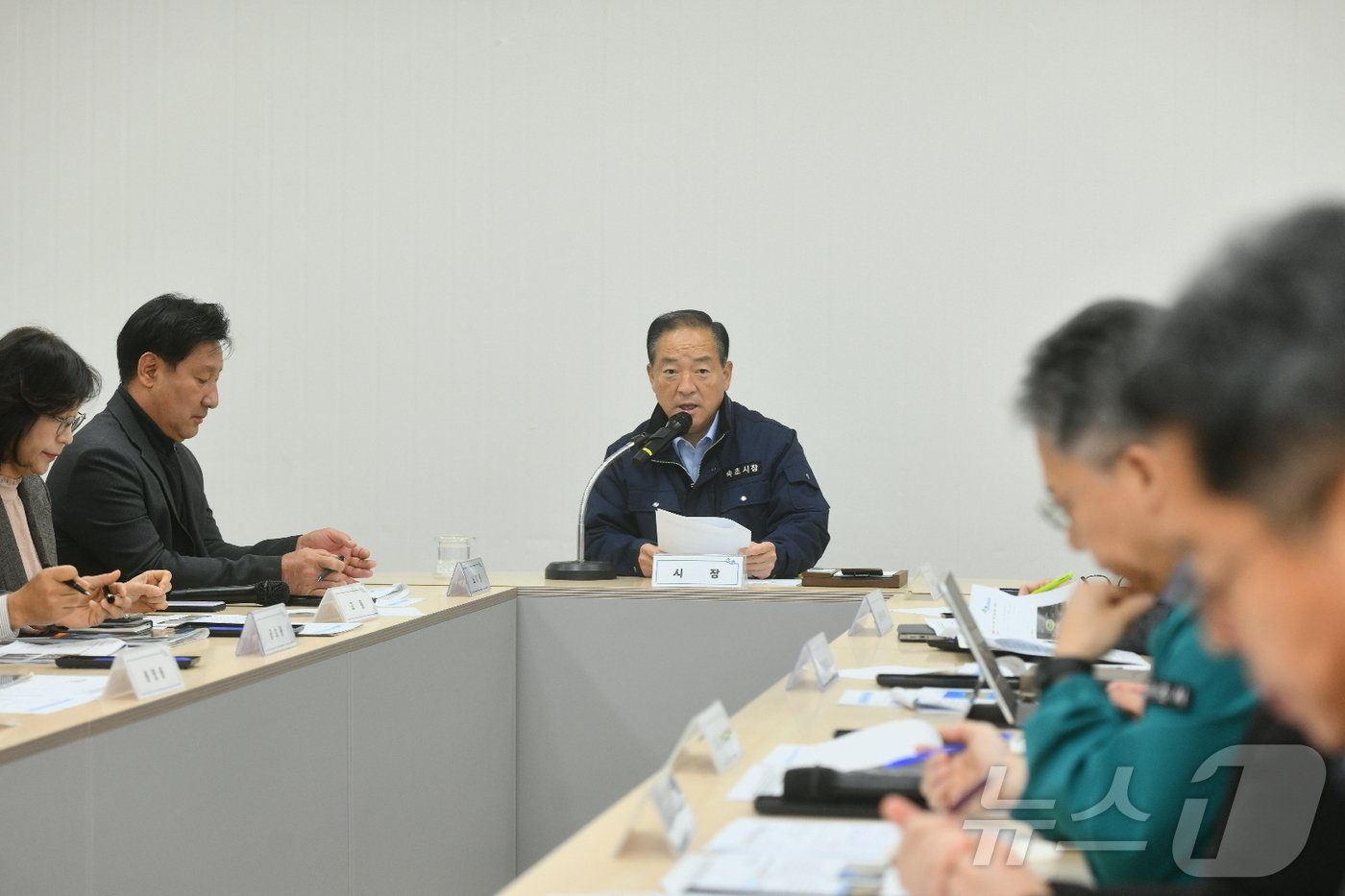 이병선 속초시장이 20일 오전 노학동 일대에서 현장 목소리를 듣고 민원 해결을 추진하는 프로그램인 &#39;걸어서 민생 속으로&#39; 행보를 펼치고 있다.&#40;속초시 제공&#41; 2024.11.20/뉴스1