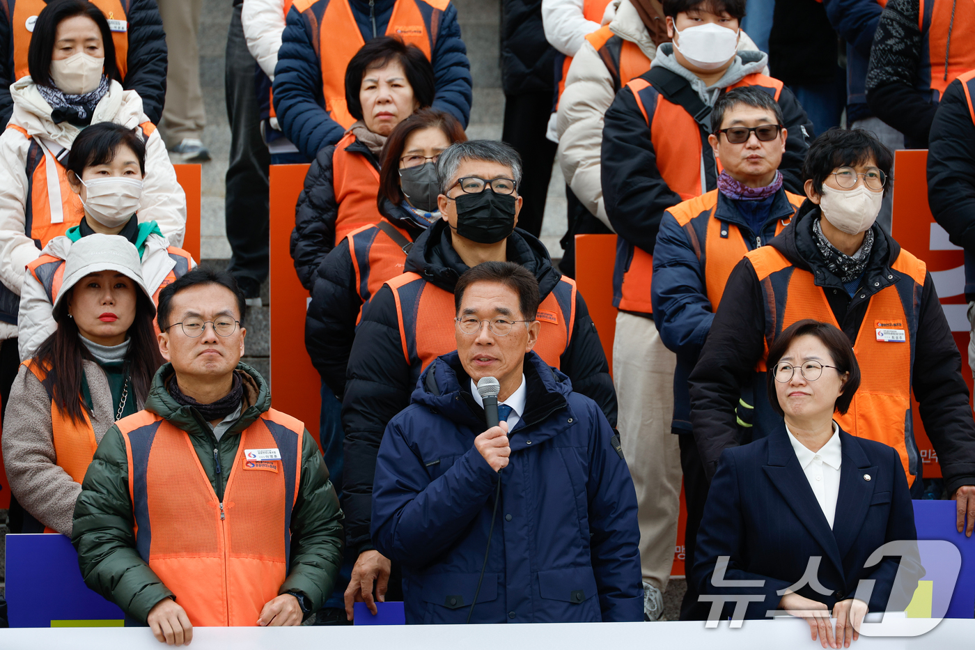 (서울=뉴스1) 안은나 기자 = 김주영 더불어민주당 의원이 20일 서울 여의도 국회 본청 계단에서 열린 민주노총 민주일반연맹 공공연대노동조합 '국가기관 및 지방자치단체 공무직 처우 …