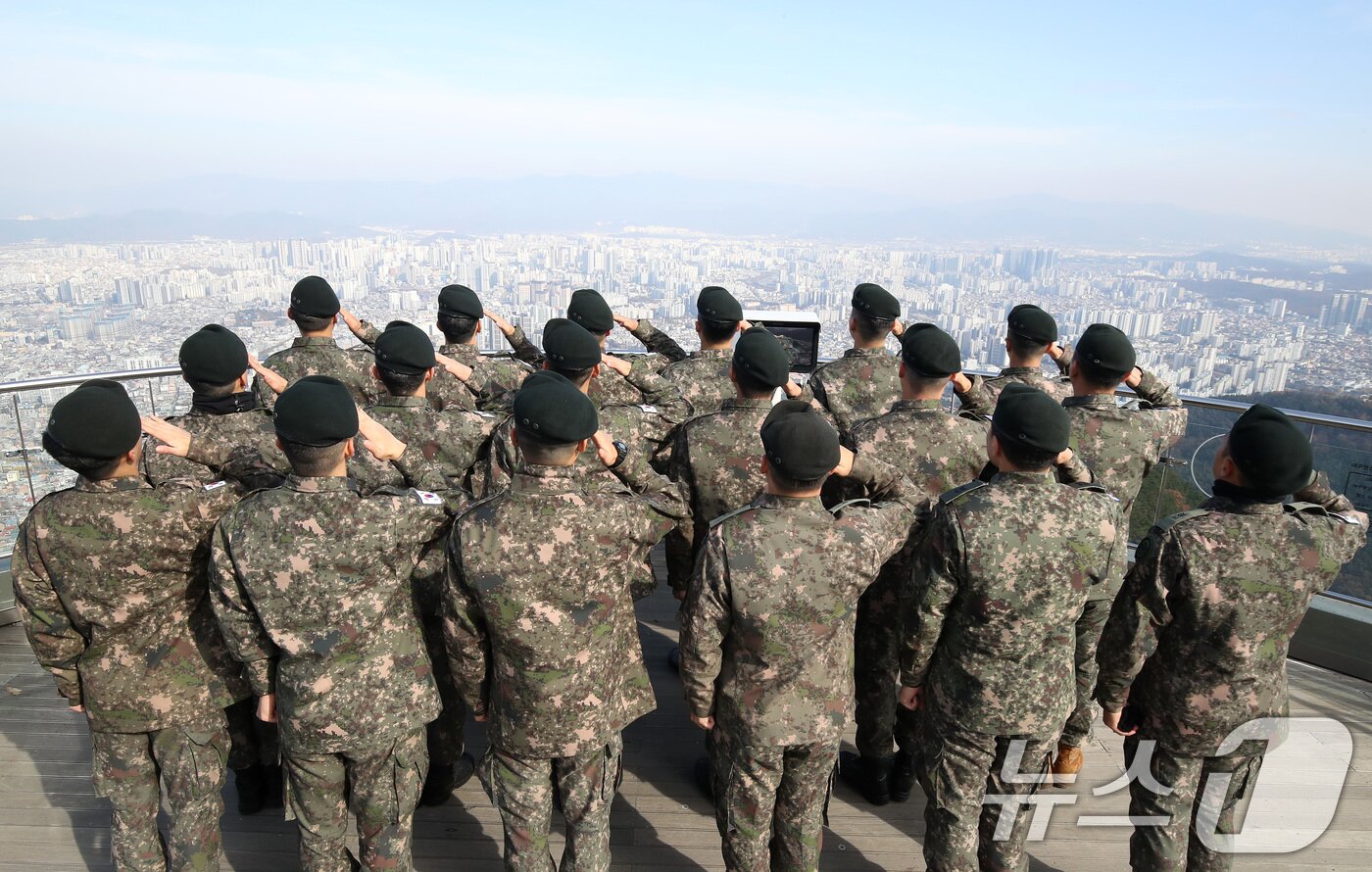 본문 이미지 - 20일 오전 대구시티투어에 참여한 육군 50사단 장병들이 대구 도심이 한눈에 내려다보이는 앞산 전망대를 찾아 부대를 향해 경례하고 있다. 2024.11.20/뉴스1 ⓒ News1 공정식 기자