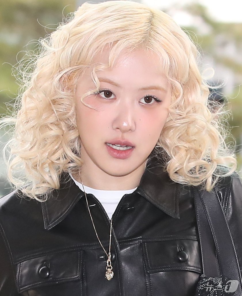 로제, 뽀글뽀글 금발 인형