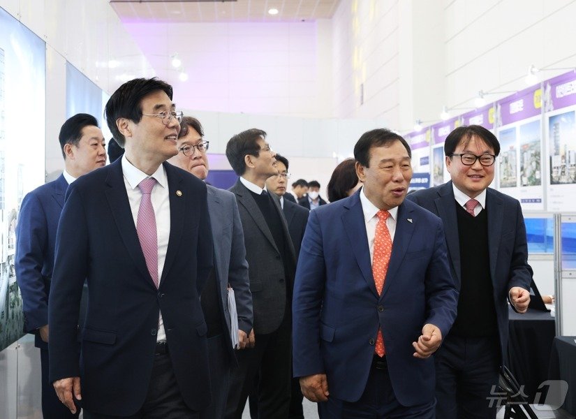 본문 이미지 - 20일 정부세종컨벤션센터에서 열린 세종 상가공실박람회에서 최민호 세종시장(오른쪽 두번째)과 김형렬 행복청장(왼쪽 두번째) 등 참석자들이 부스를 둘러보고 있다. (행복청 제공) / 뉴스1