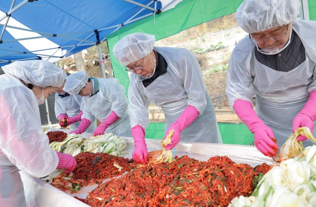 박성재 법무장관, 사회봉사명령 집행장 '힐링팜'서 김장 봉사