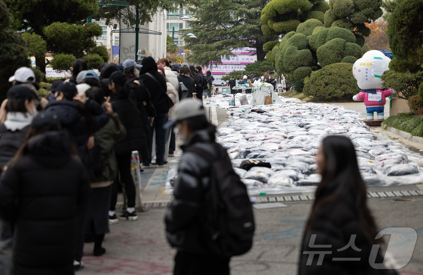 (서울=뉴스1) 이재명 기자 = 동덕여자대학교 총학생회를 비롯한 학생들이 20일 오후 서울 성북구 동덕여자대학교에서 열린 남녀공학 전환과 총장 직선제 문제를 논의하는 학생총회에 참 …