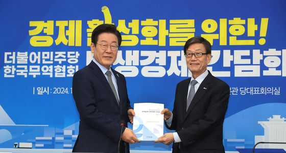 무역업계 건의문 전달받는 이재명 대표