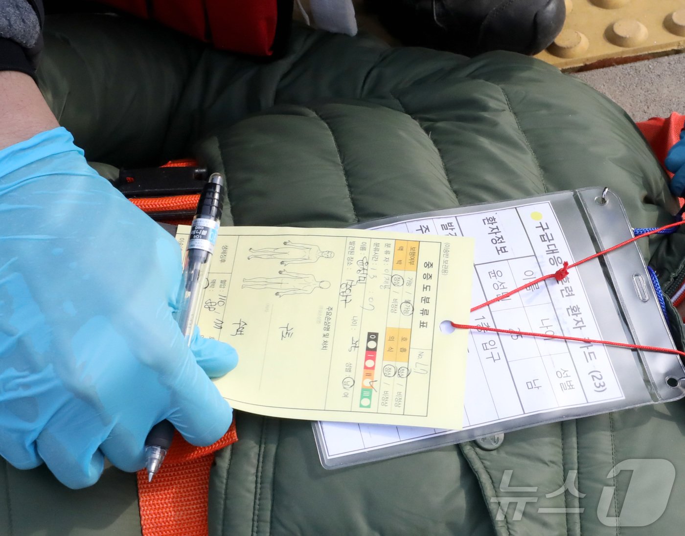 본문 이미지 - 20일 전주시 덕진구 팔복LH아파트 및 더 메이호텔에서 행정안전부를 비롯한 전북소방본부, LH 등이 참여한 가운데 열린 유관기관합동 전기차 화재 대응 제4차 READY Korea 훈련에서 부상을 입은 시민들을 분류, 현장응급의료소 이송하고 있다. 2024.11.20/뉴스1 ⓒ News1 김기남 기자