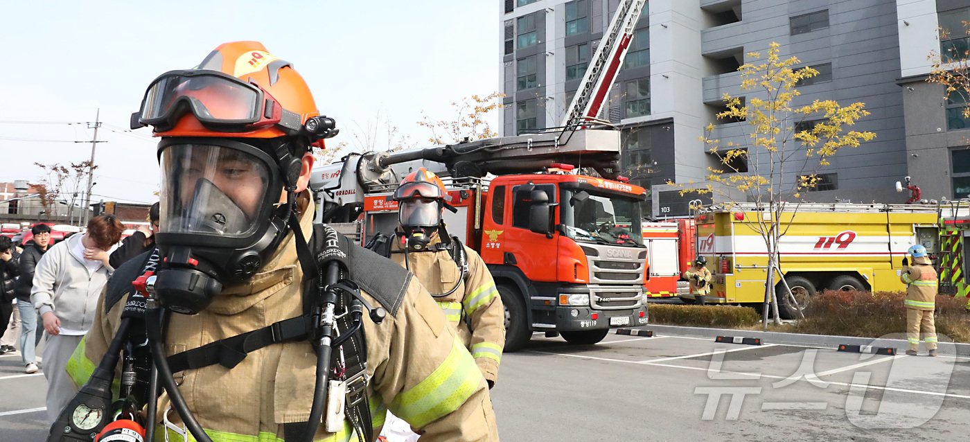 본문 이미지 - 20일 전주시 덕진구 팔복LH아파트 및 더 메이호텔에서 행정안전부를 비롯한 전북소방본부, LH 등이 참여한 가운데 열린 유관기관합동 전기차 화재 대응 제4차 READY Korea 훈련에서 소방대원들이 부상자를 이송하고 있다. 2024.11.20/뉴스1 ⓒ News1 김기남 기자
