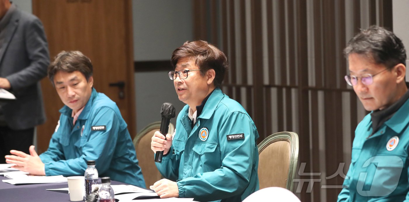 본문 이미지 - 박천수 행정안전부 재난관리정책국장(가운데)이 20일 전주시 더진구 더 메이호텔에서 열린 레디 코리아(READY Korea) 4훈현에 앞서 추진배경 및 훈련 주요 내용을 설명하고 있다. 2024.11.20/뉴스1 ⓒ News1 김기남 기자