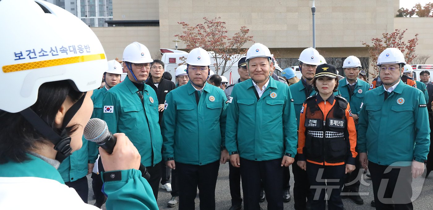 본문 이미지 - 20일 전주시 덕진구 팔복LH아파트 및 더 메이호텔에서 행정안전부를 비롯한 전북소방본부, LH 등이 참여한 가운데 열린 유관기관합동 전기차 화재 대응 제4차 READY Korea 훈련에서 이상민 행정안전부 장관, 이오숙 전북소방본부장이 환자 발생 및 이송 현황을 설명듣고 있다. 2024.11.20/뉴스1 ⓒ News1 김기남 기자