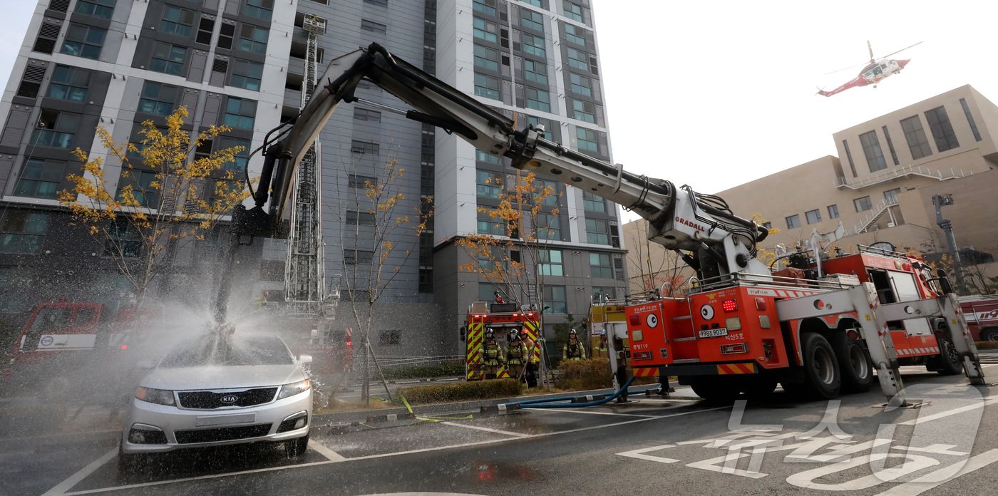 본문 이미지 - 20일 전주시 덕진구 팔복LH아파트 및 더 메이호텔에서 행정안전부를 비롯한 전북소방본부, LH 등 유관기관이 참여한 합동 전기차 화재 대응 제4차 READY Korea 훈련에서 소방대원들이 EV-드릴랜스(관통형 배터리 직접 주수장치) 장비를 사용하여 전기차 화재를 진압하고 있다. 2024.11.20/뉴스1 ⓒ News1 김기남 기자