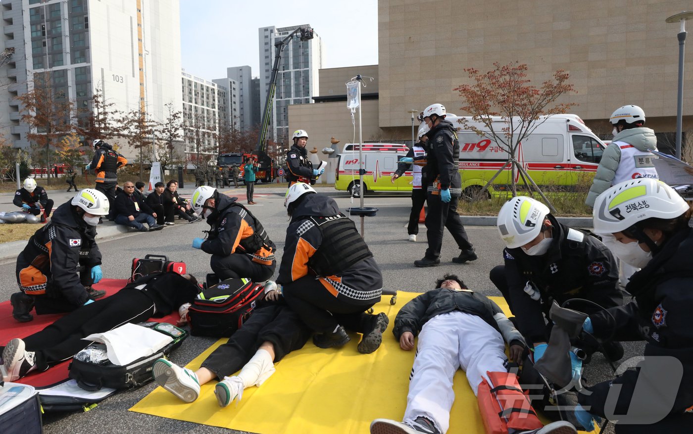 20일 전주시 덕진구 팔복LH아파트 및 더 메이호텔에서 행정안전부를 비롯한 전북소방본부, LH 등이 참여한 가운데 열린 유관기관합동 전기차 화재 대응 제4차 READY Korea 훈련에서 현장응급의료소 의료진이 부상자를 이송하기 전 분류 작업을 하고 있다. 2024,11,20/뉴스1 ⓒ News1 김기남 기자