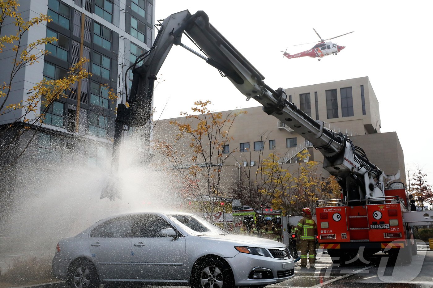 본문 이미지 - 20일 전주시 덕진구 팔복LH아파트 및 더 메이호텔에서 행정안전부를 비롯한 전북소방본부, LH 등이 참여한 가운데 열린 유관기관합동 전기차 화재 대응 제4차 READY Korea 훈련에서 EV-드릴랜스(관통형 배터리 직접 주수장치)를 이용하여 전기차 화재를 진압하고 있다. 2024.11.20/뉴스1 ⓒ News1 김기남 기자