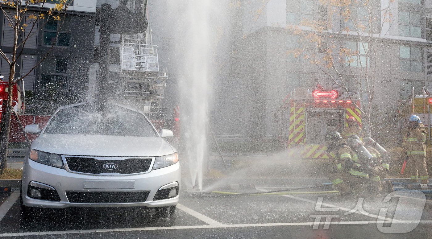 본문 이미지 - 20일 전주시 덕진구 팔복LH아파트 및 더 메이호텔에서 행정안전부를 비롯한 전북소방본부, LH 등 유관기관이 참여한 합동 전기차 화재 대응 제4차 READY Korea 훈련에서 소방대원들이 EV-드릴랜스(관통형 배터리 직접 주수장치) 장비를 사용하여 전기차 화재를 진압하고 있다. 2024.11.20/뉴스1 ⓒ News1 김기남 기자