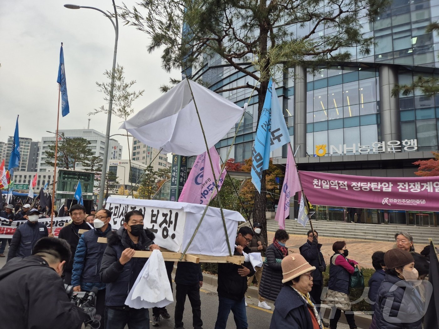 전국농민회총연맹&#40;전농&#41;이 20일 오후 서울 서대문구 농업박물관 앞에서 전국농민대회를 열고 &#39;윤석열 정권 퇴진 2차 총궐기&#39; 집회에 합류하기 위해 숭례문으로 이동하고 있다. 2024.11.20/ 뉴스1 남해인 기자