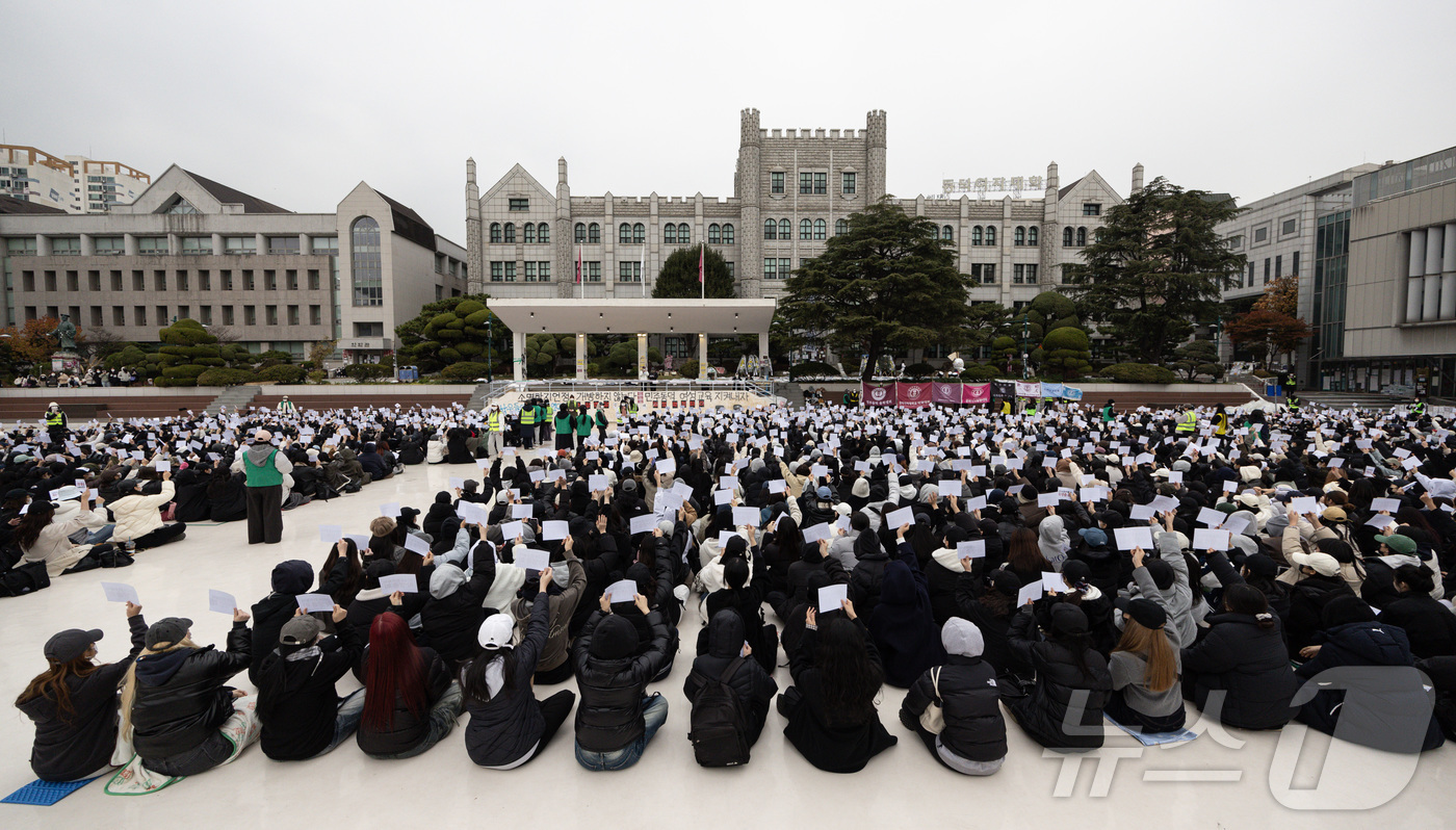 (서울=뉴스1) 이재명 기자 = 동덕여자대학교 총학생회를 비롯한 학생들이 20일 오후 서울 성북구 동덕여자대학교에서 열린 남녀공학 전환과 총장 직선제 문제를 논의하는 학생총회에서 …