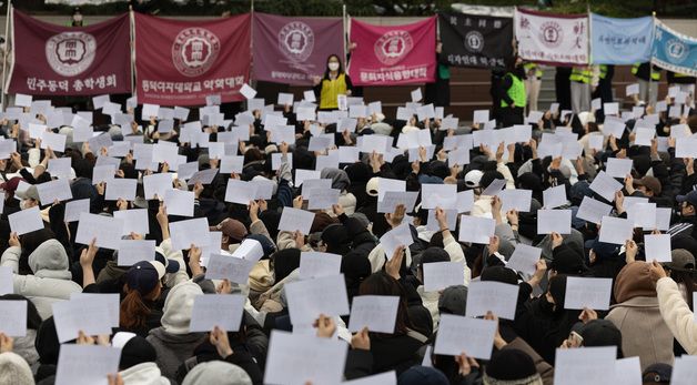 '남녀공학 전환 찬반투표' 나서는 동덕여대 학생들