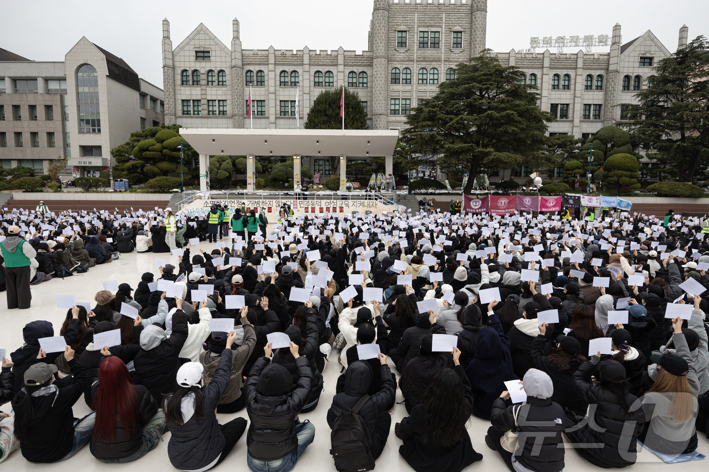 (서울=뉴스1) 이재명 기자 = 동덕여자대학교 총학생회를 비롯한 학생들이 20일 오후 서울 성북구 동덕여자대학교에서 열린 남녀공학 전환과 총장 직선제 문제를 논의하는 학생총회에서 …