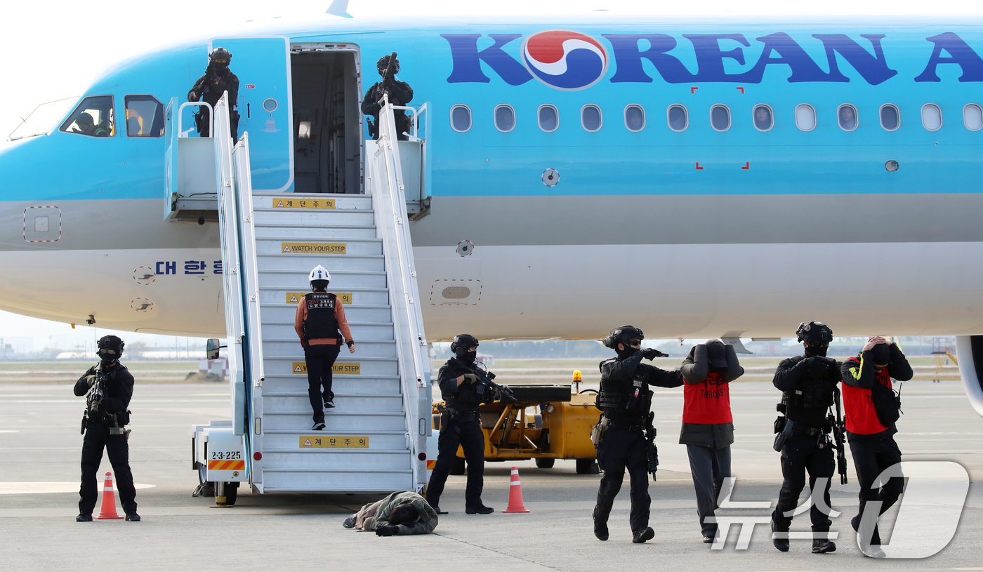 (부산=뉴스1) 윤일지 기자 = 20일 오후 부산 강서구 김해국제공항에서 대테러 종합훈련이 진행되고 있다.이번 훈련에는 한국공항공사 김해공항, 국가정보원, 부산지방항공청, 국군방첩 …