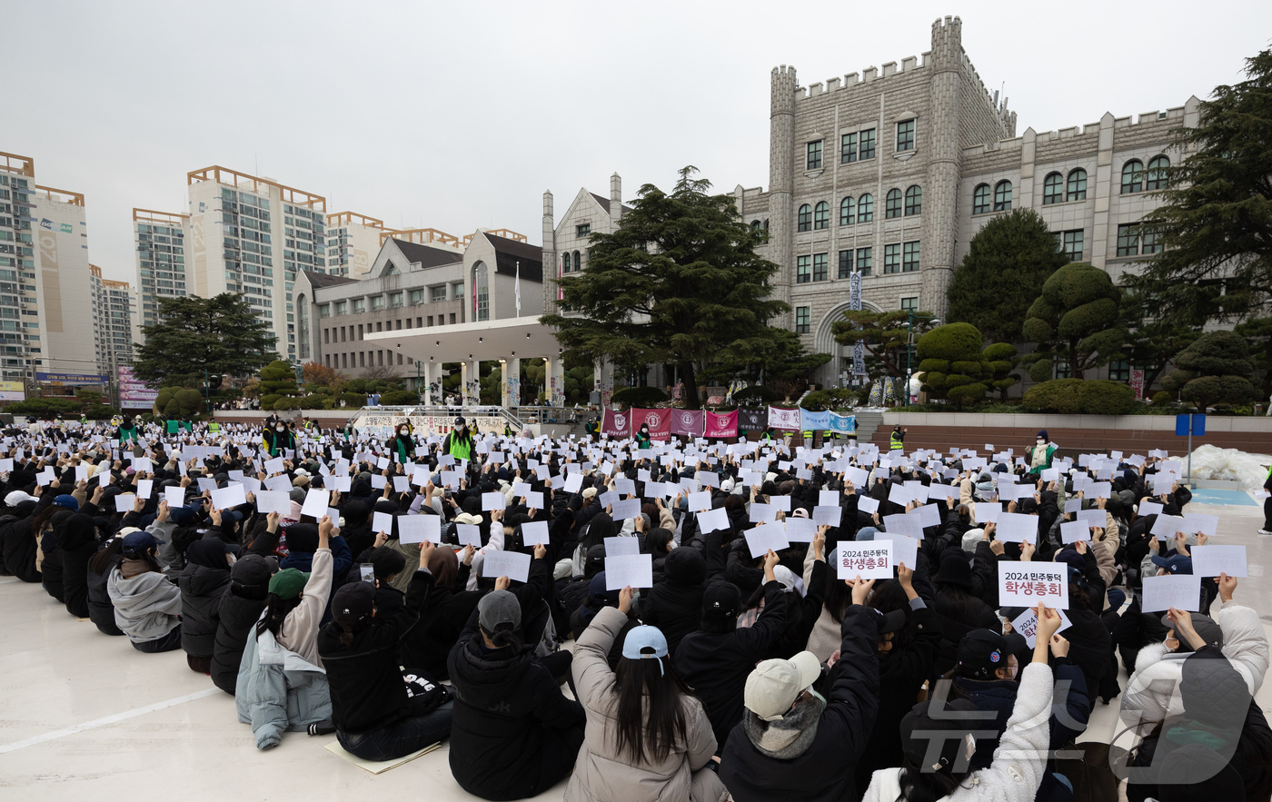 (서울=뉴스1) 이재명 기자 = 동덕여자대학교 총학생회를 비롯한 학생들이 20일 오후 서울 성북구 동덕여자대학교에서 열린 남녀공학 전환과 총장 직선제 문제를 논의하는 학생총회에서 …