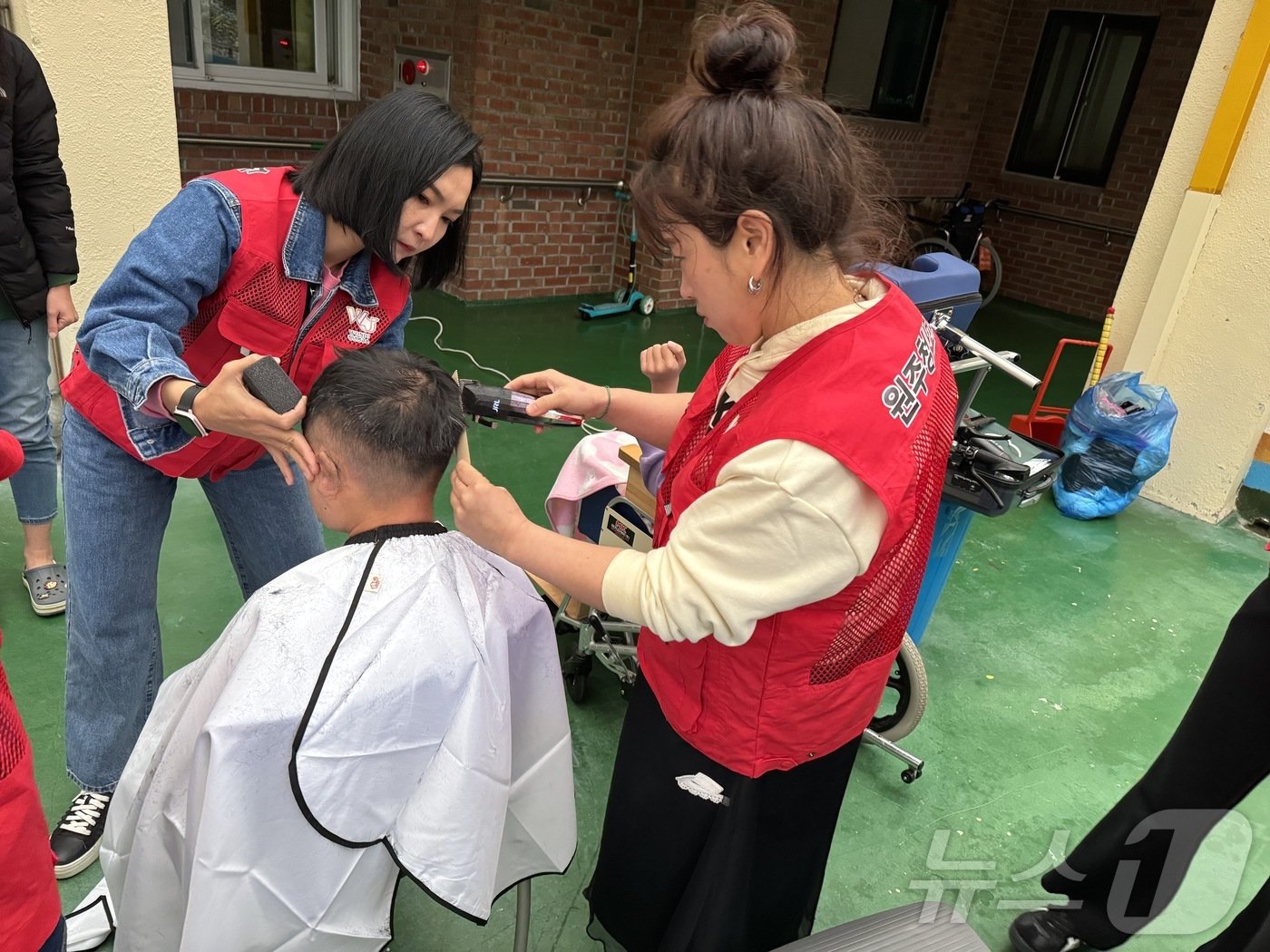 본문 이미지 - 강원 원주청년연구소의 여성회원들이 최근 원주시 봉산동 장애인복지시설인 ‘두을천사들의집’에서 ‘사랑의 미용봉사’라는 봉사 활동에 나섰다. (원주청년연구소 제공) 2024.11.20/뉴스1