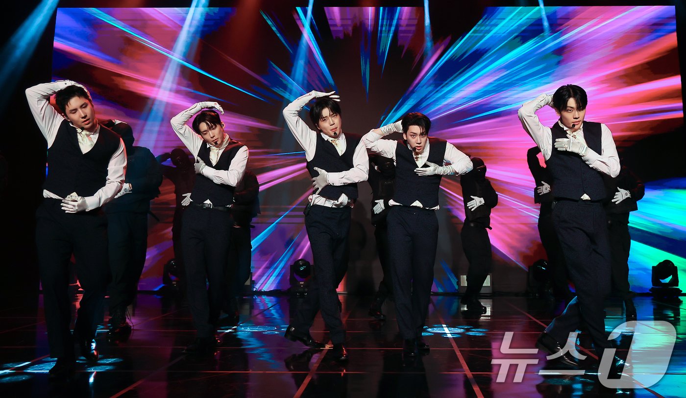 본문 이미지 - 그룹 에이스(A.C.E)가 20일 오후 서울 강남구 일지아트홀에서 열린 세 번째 싱글앨범 'PINATA'(피냐타) 발매 기념 쇼케이스에서 열정적인 무대를 펼치고 있다. 2024.11.20/뉴스1 ⓒ News1 김진환 기자