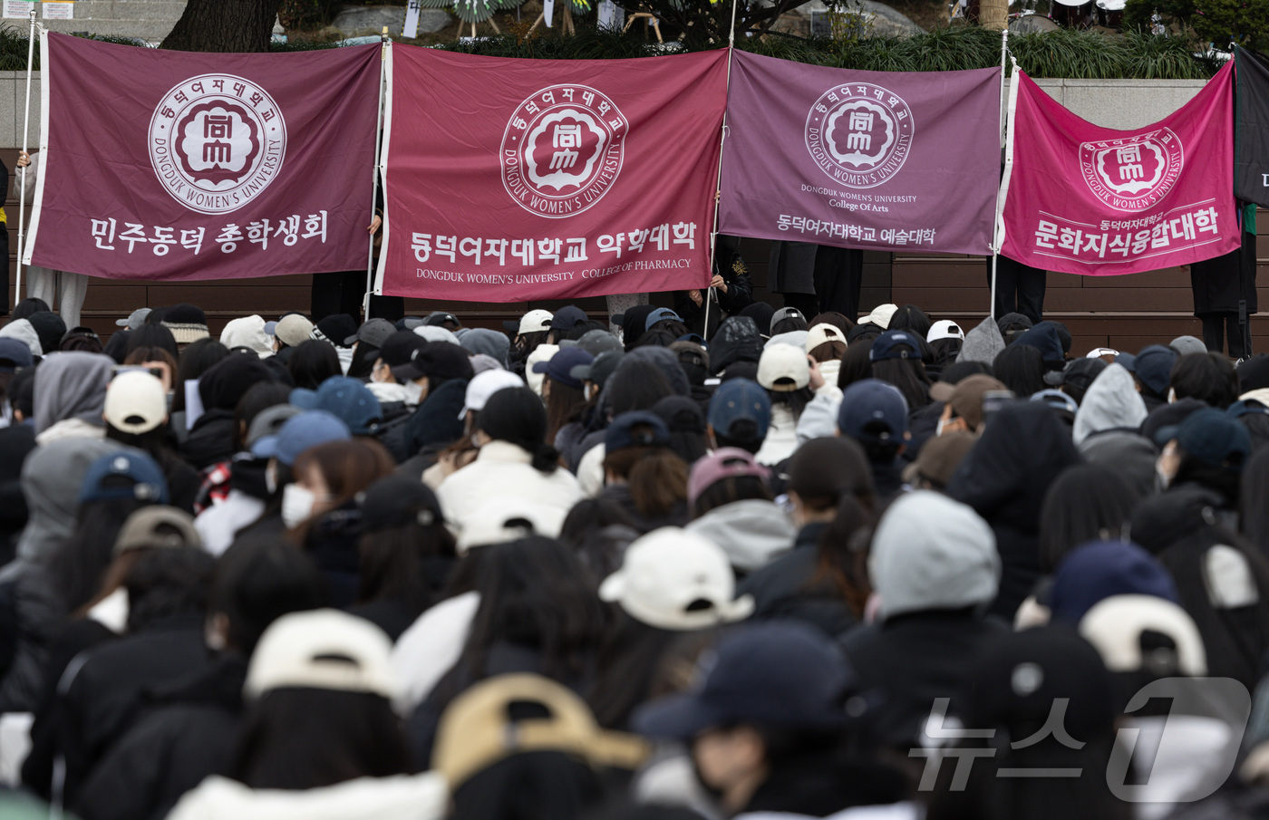 (서울=뉴스1) 이재명 기자 = 동덕여자대학교 총학생회를 비롯한 학생들이 20일 오후 서울 성북구 동덕여자대학교에서 남녀공학 전환과 총장 직선제 문제를 논의하는 학생총회가 진행되고 …