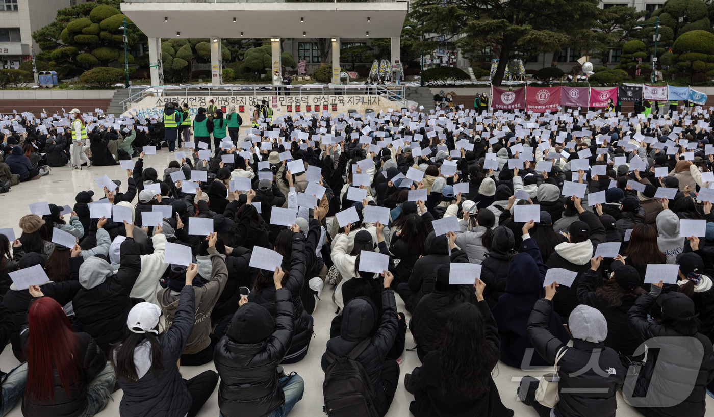 (서울=뉴스1) 이재명 기자 = 동덕여자대학교 총학생회를 비롯한 학생들이 20일 오후 서울 성북구 동덕여자대학교에서 열린 남녀공학 전환과 총장 직선제 문제를 논의하는 학생총회에서 …