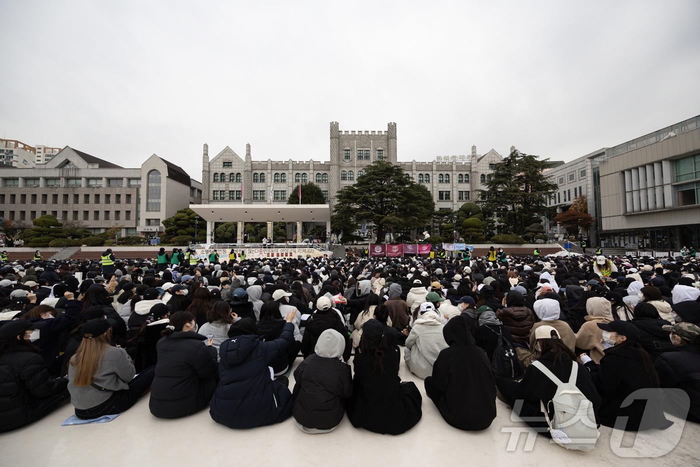 (서울=뉴스1) 이재명 기자 = 동덕여자대학교 총학생회를 비롯한 학생들이 20일 오후 서울 성북구 동덕여자대학교에서 남녀공학 전환과 총장 직선제 문제를 논의하는 학생총회가 진행되고 …