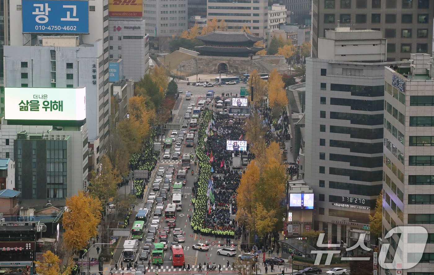 전국농민총연맹 농민들과 민주노총 노조원들이 20일 오후 서울 세종대로에서 전국농민대회·윤석열 정권 2차 퇴진 총궐기 집회를 갖고 있다. 2024.11.20./뉴스1 ⓒ News1 박세연 기자