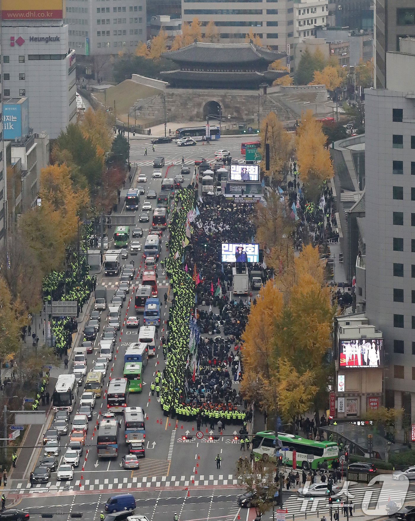 전국농민총연맹 농민들과 민주노총 노조원들이 20일 오후 서울 세종대로에서 전국농민대회·윤석열 정권 2차 퇴진 총궐기 집회를 갖고 있다. 2024.11.20./뉴스1 ⓒ News1 박세연 기자