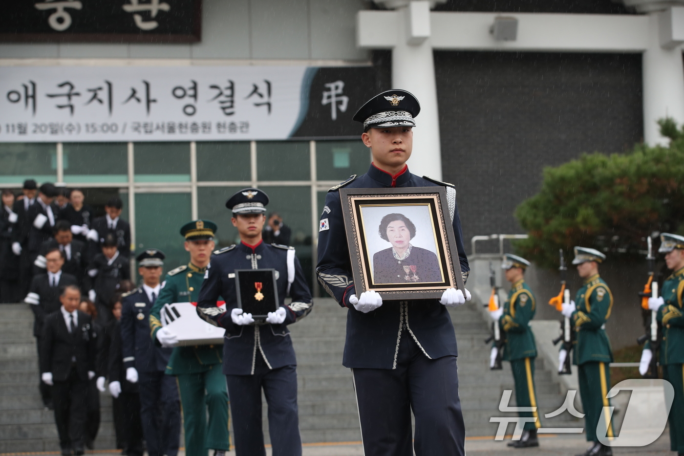 (서울=뉴스1) 이승배 기자 = 20일 오후 서울 동작구 국립서울현충원 현충관에서 열린 마지막 여성 광복군 '故 오희옥 애국지사 영결식'에서 고인의 영현이 운구되고 있다.오 지사는 …