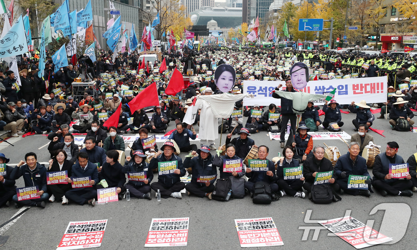 (서울=뉴스1) 박세연 기자 = 전국농민총연맹 농민들과 민주노총 노조원들이 20일 오후 서울 세종대로에서 전국농민대회·윤석열 정권 2차 퇴진 총궐기 집회를 갖고 구호를 외치고 있다 …