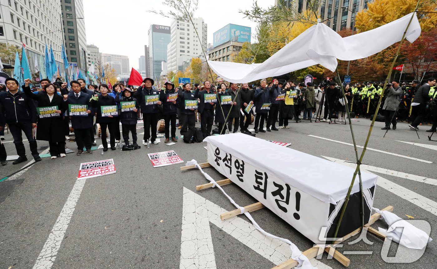 전국농민총연맹 농민들과 민주노총 노조원들이 20일 오후 서울 세종대로에서 열린 전국농민대회·윤석열 정권 2차 퇴진 총궐기 집회에서 상여를 앞에 놓고 구호를 외치고 있다. 2024.11.20/뉴스1 ⓒ News1 박세연 기자