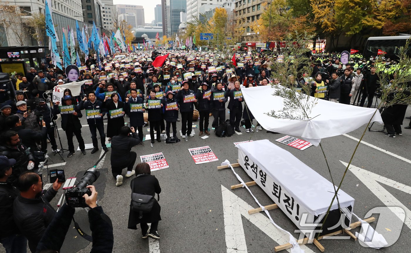 본문 이미지 - 전국농민총연맹 농민들과 민주노총 노조원들이 20일 오후 서울 세종대로에서 열린 전국농민대회·윤석열 정권 2차 퇴진 총궐기 집회에서 상여를 앞에 놓고 구호를 외치고 있다. 2024.11.20/뉴스1 ⓒ News1 박세연 기자